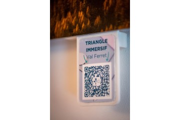 Vue de détail support QR Code - TRIANGLE IMMERSIF - Val Ferret - Limited Edition - © Because Image Vue de détail support QR Code - TRIANGLE IMMERSIF - Val Ferret - Limited Edition - © Because Image