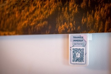 Vue de détail support QR Code - TRIANGLE IMMERSIF - Val Ferret - Limited Edition - © Because Image Vue de détail support QR Code - TRIANGLE IMMERSIF - Val Ferret - Limited Edition - © Because Image