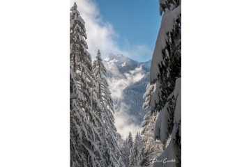 Photo Fenêtre enneigée - Open Edition - Finitions et cadres personnalisables - © Because Image