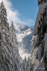 Photo Fenêtre enneigée - Open Edition - Finitions et cadres personnalisables - © Because Image